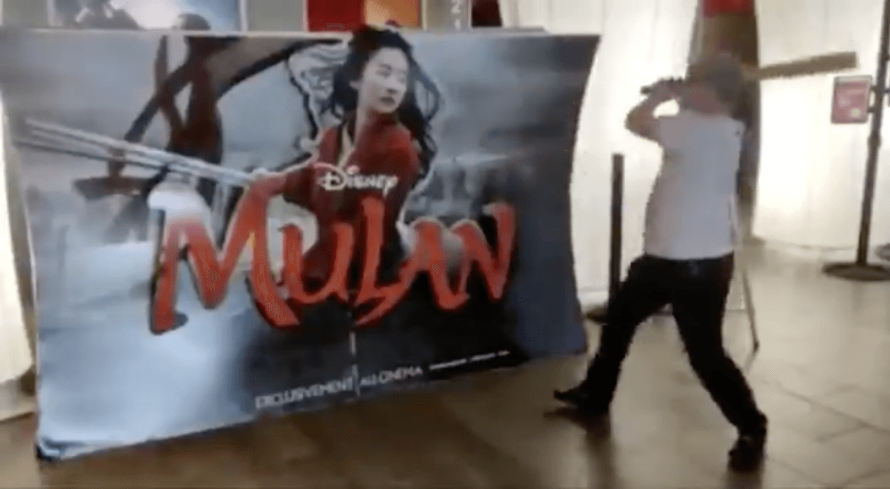 Dueño de cine destruye cartel de Mulán al enterarse de su estreno en Disney+