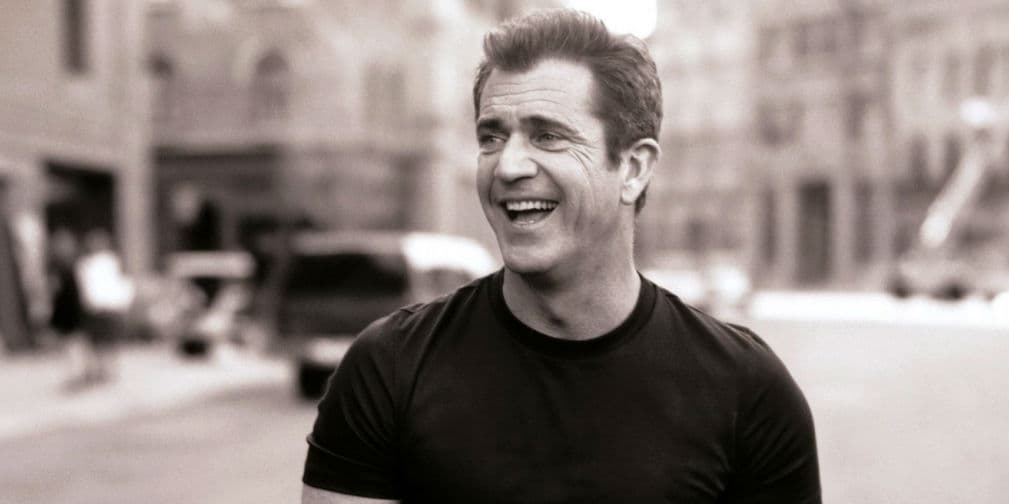 En 1997, Gibson fue nombrado Oficial de la Orden de Australia honorario, por su servicio a la industria australiana de cine.