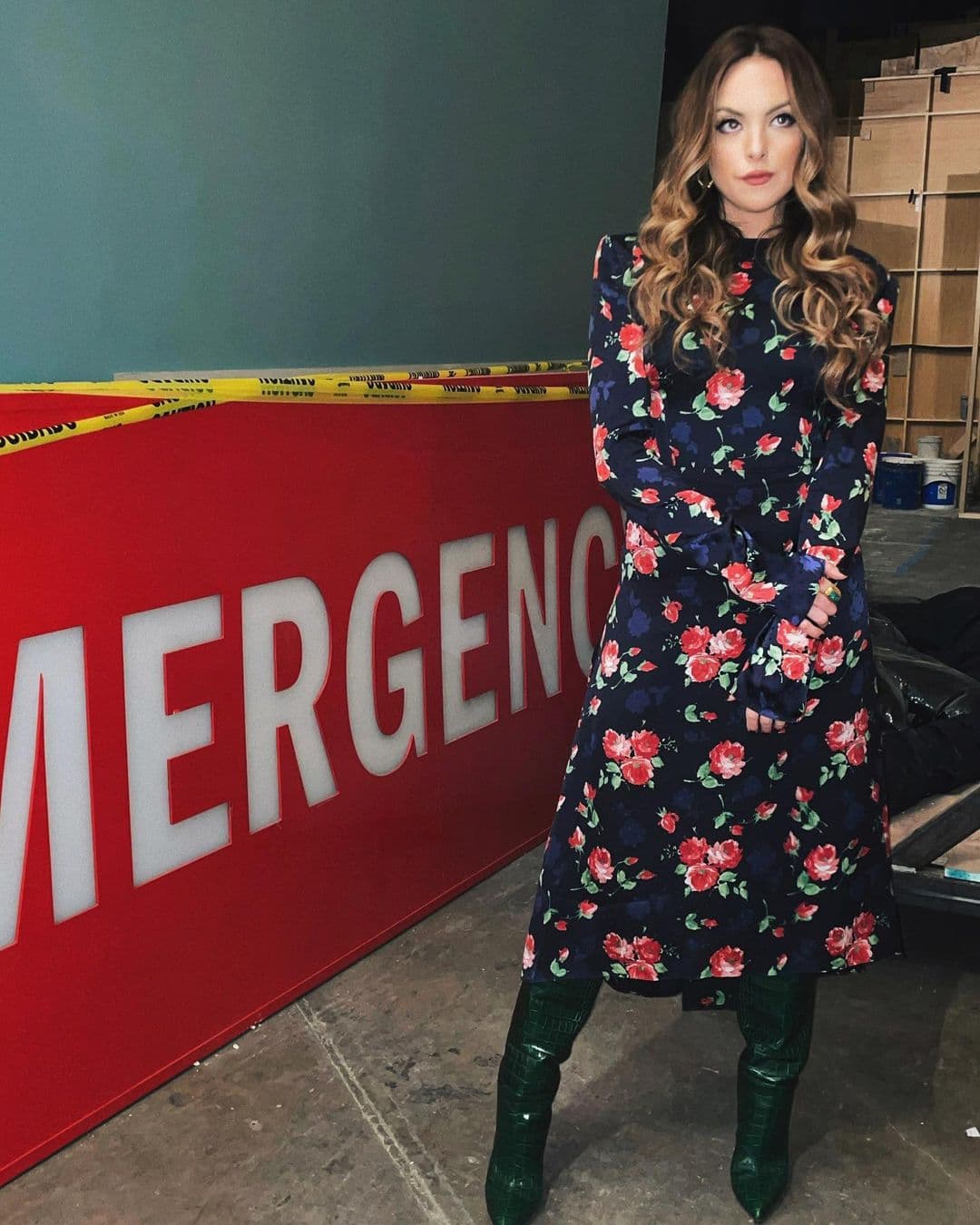 Elizabeth probó un vestido largo y reto a sus fans a encontrar sus manos en esta foto.