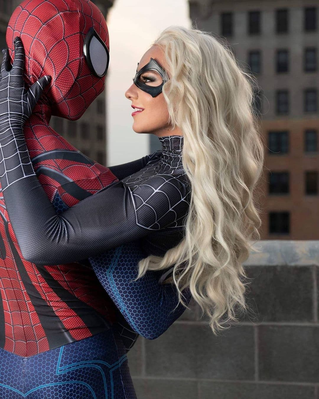 También hizo a Black Cat, el alter ego de Felicia Hardy que tiene sus momentos con Spidey. El arácnido de la foto es su esposo.