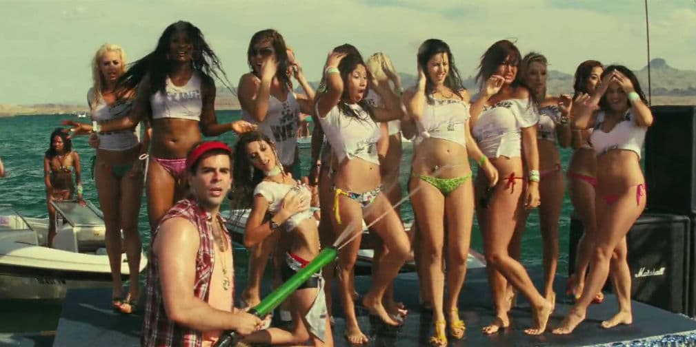 Piraña 3D (2010). La fiesta de spring break más grande del mundo se ve interrumpida por pirañas hambrientas, ¿esperaban otra cosa?