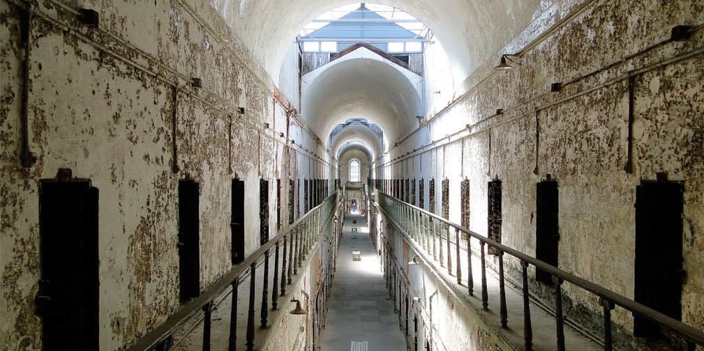 Simplemente pararte en la Penitenciaria Estatal de Filadelfia te da escalofríos.