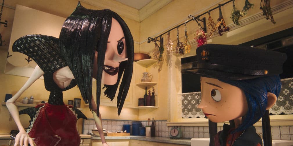 7. Other Mother: Terri Hatcher es la otra mamá de Coraline (2009), una aterradora araña con ojos de botón.
