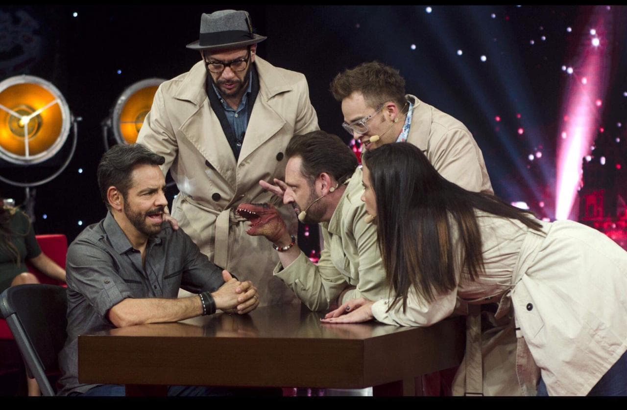 Pero sin lugar a dudas, el detective velociraptor es uno de sus sellos.