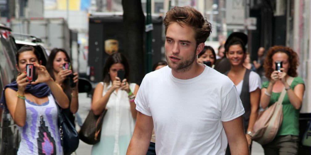 ¿Fans enloquecidas? El pobre de Rob no puede ir ni a la tienda de la esquina sin encontrarse una.