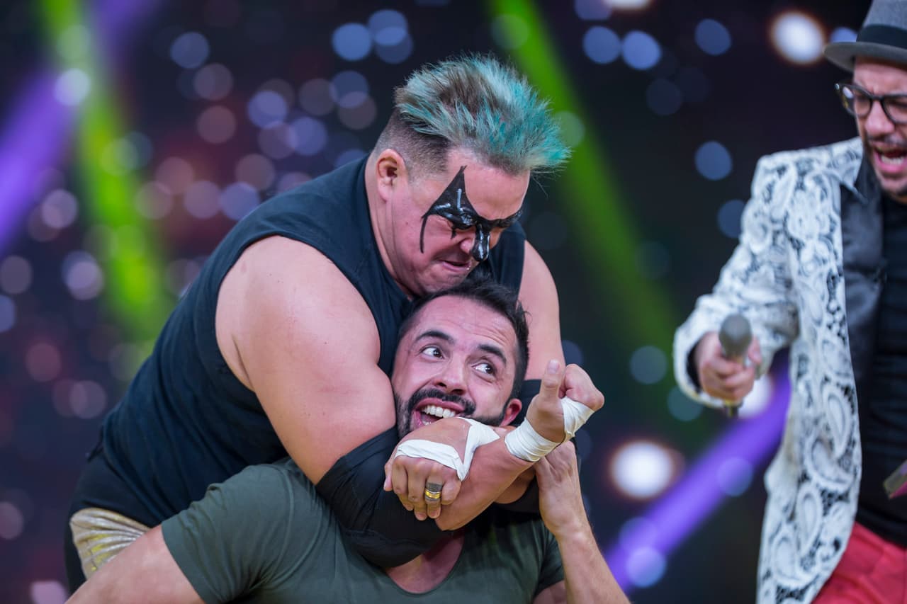 En 'Lucha por Responder' el couch de las estrellas se enfrentó a Rey Bucanero.