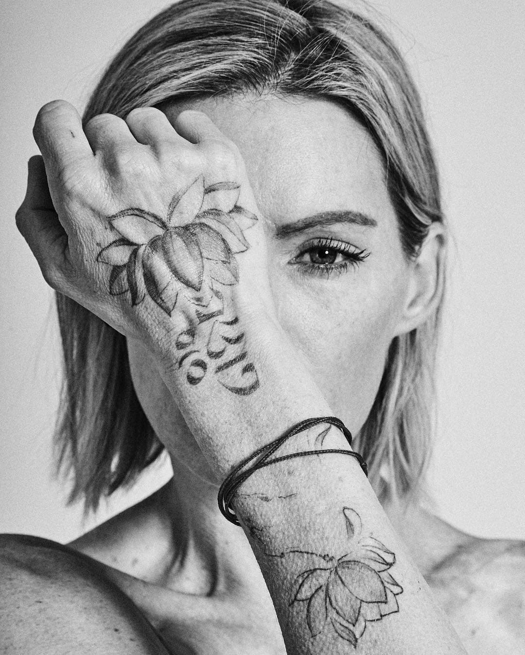 Recientemente publicó su historia, titulada 'Olivia The official biography of stuntwoman Olivia Jackson', donde habla desde sus inicios en el modelaje a los 19 años, su viaje a asia para estudiar budismo, cómo se convirtió en peleadora profesional de Muay Thai y su trabajo en como doble hasta llegar al terrible accidente.