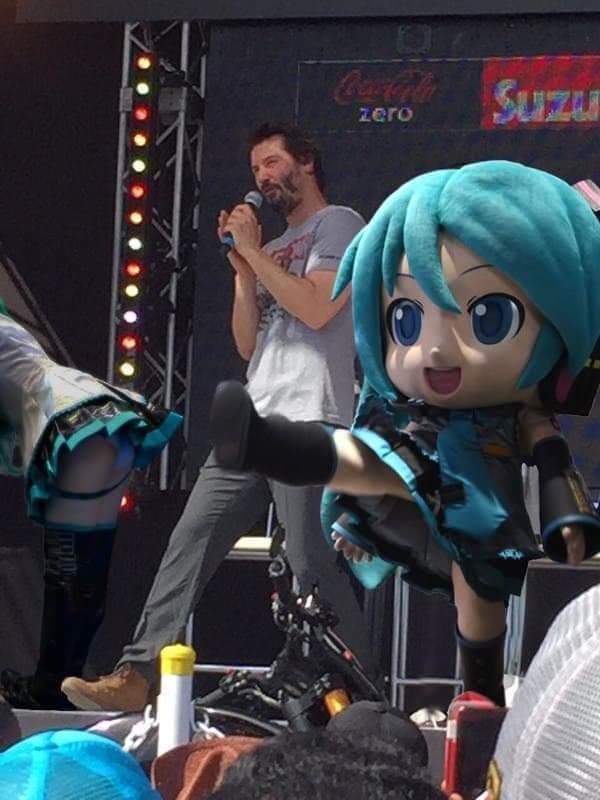 Durante un evento en Japón el actor compartió escenario con la famosa diva virtual Hatsune Miku.
