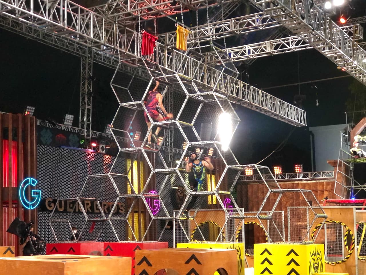 Un panal fue la novedad en el Circuito de Velocidad y como algunos integrantes eran más ágiles que otros en esta prueba. Asaf perdió ante Jaír, igual que Karla a Catherine por un error técnico: soltar el pañuelo antes de tocar la campana. Mau dejó atrás a Chuy. Ro venció a Gualy. El desempate fue entre Ella y Luciana y la Leona más leona se quedó con el tanto.