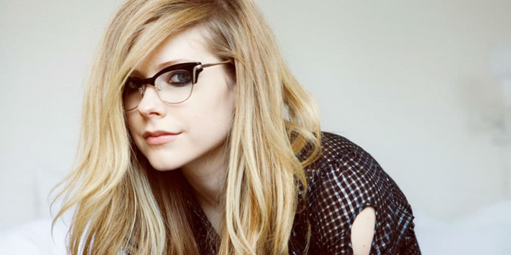 1. Avril Lavigne: Estuvo postrada en cama 5 meses debido a la enfermedad de Lyme, dolencia que la hizo temer por su vida.