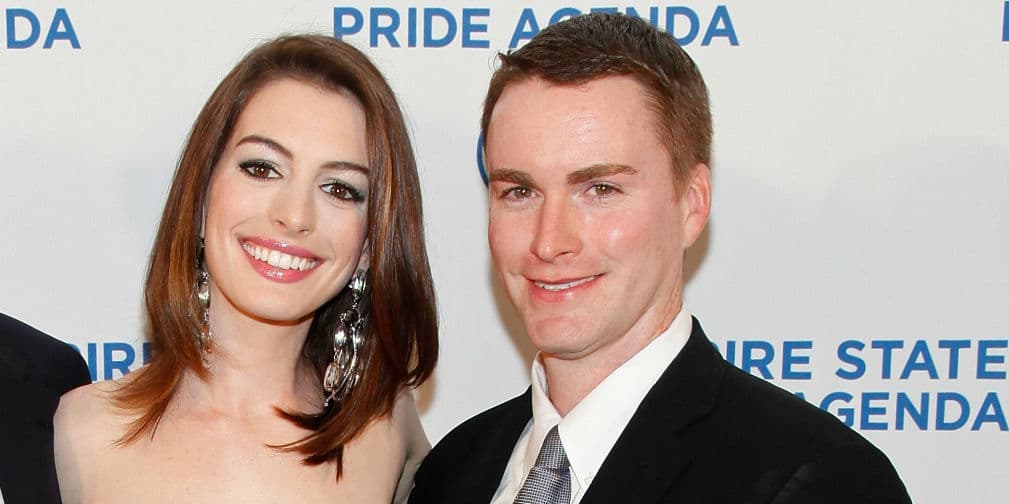 5. Anne y Michael Hathaway: La actriz dejó de ser católica cuando su hermano salió del clóset en apoyo.