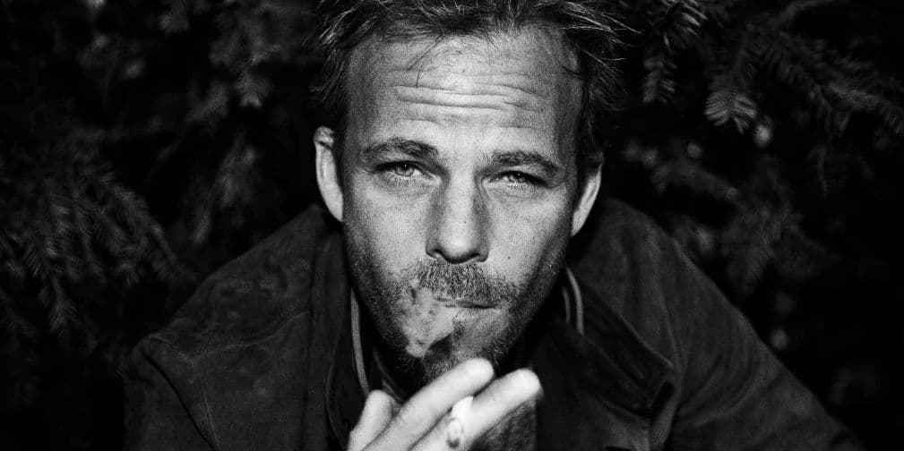Su carrera como actor empezó a los 12 años con papeles en series como Blanco y Negro.
