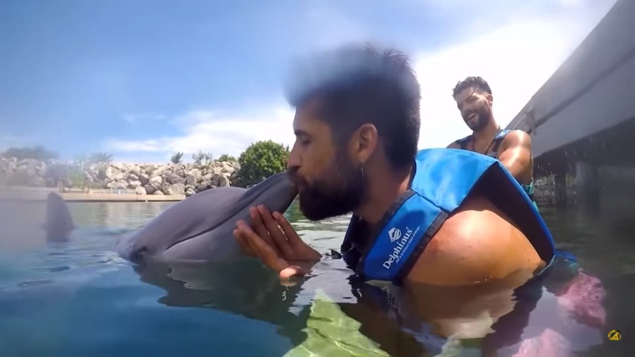 Y Adrián los ve atrás.