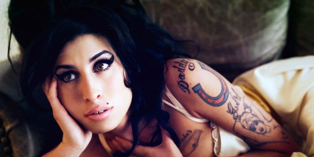 9. Amy Winehouse: A los 27 años, fue hallada muerta en su depa en Londres en 2011, por ingesta excesiva de alcohol.