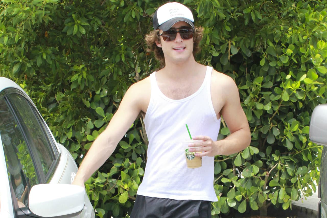 Diego da vida a Alex Santiago en la serie Pretty Little Liars, ¡casual como siempre!