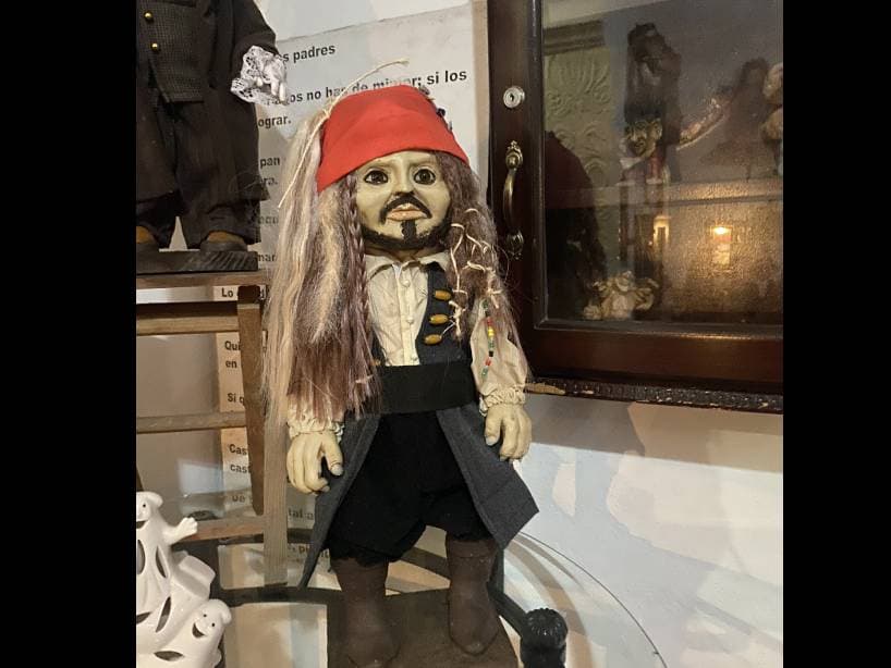 El duende vestido como Jack Sparrow, personaje de Johnny Depp, ha llamado la atención.