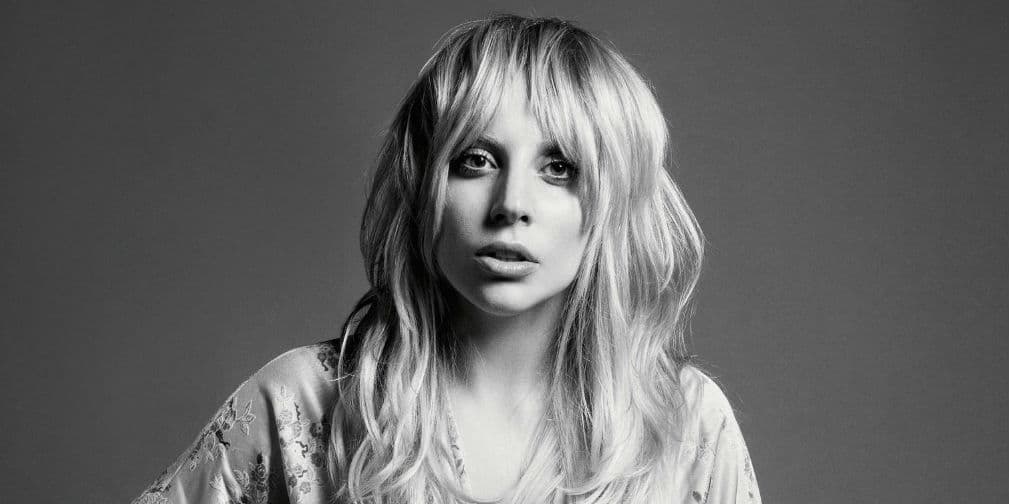 5. Lady Gaga: A pesar de mostrarse con exóticos atuendos, la cantante asegura ser muy tímida.