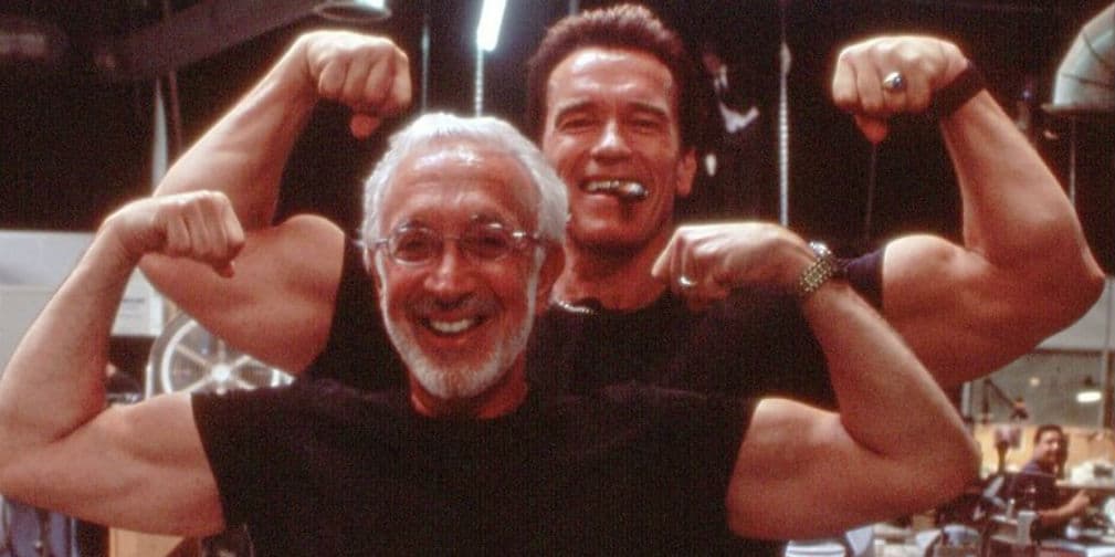 ¿Quién está más fuerte? Stan posa junto a Arnold Schwarzenegger durante la filmación de Terminator 2.