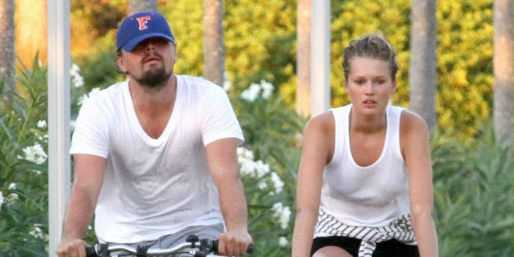 3. Leonardo DiCaprio y Toni Garrn: Vuelan en aerolíneas comerciales, viven de un modo modesto y guardan el dinero.