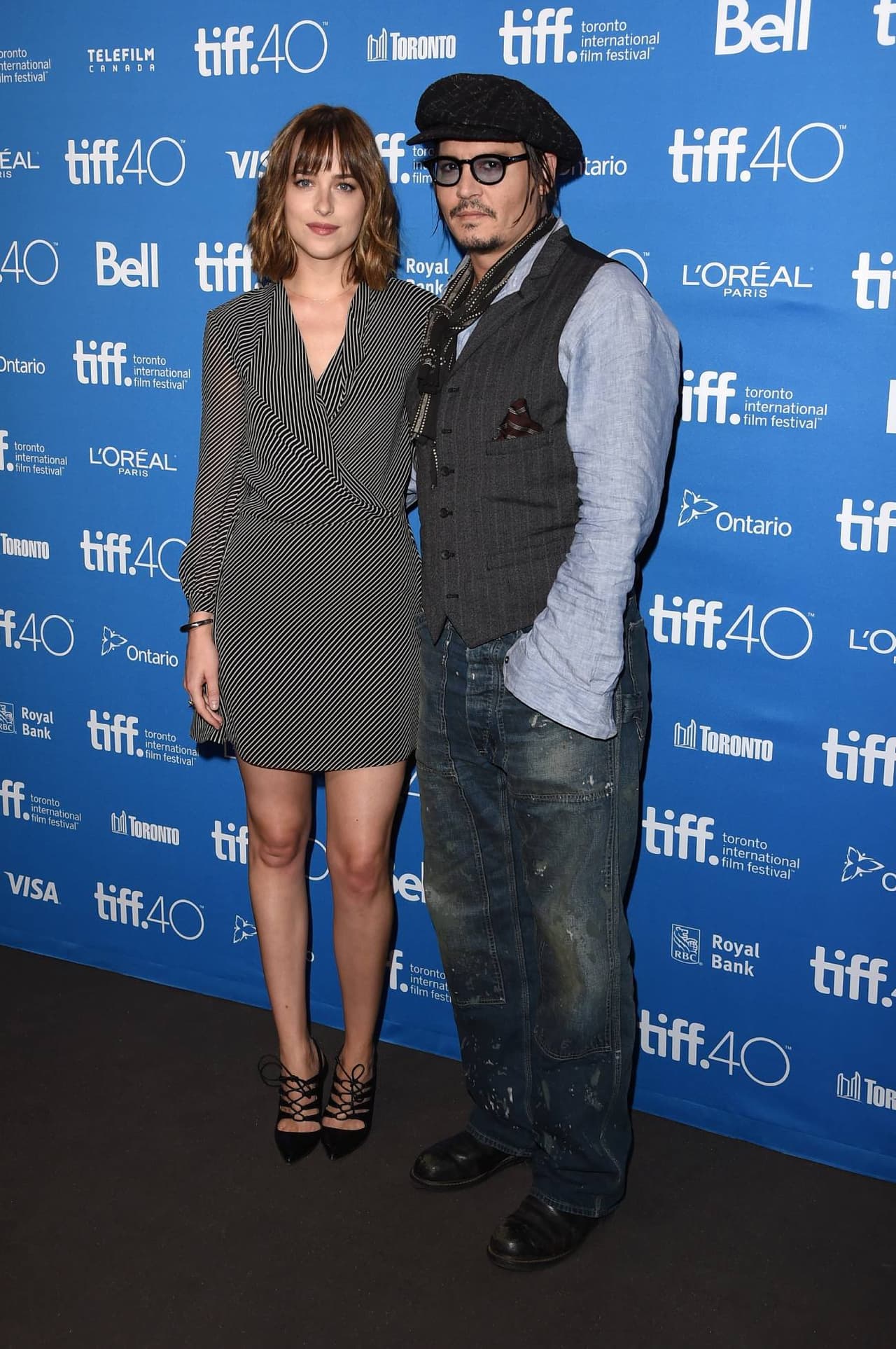 Dakota Johnson y Johnny Depp en la premier de 'Black Mass'
