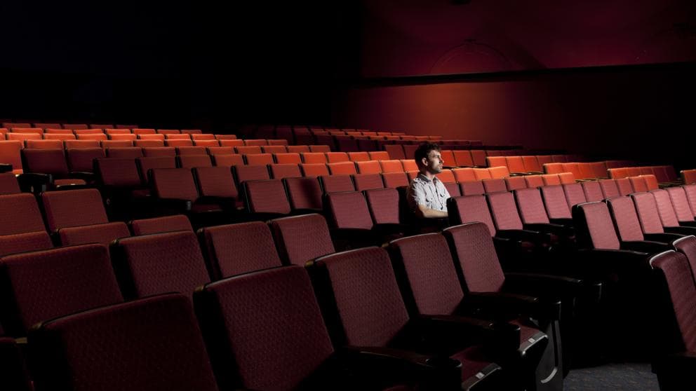 Este 15 de junio, pese a que la contingencia por el coronavirus sigue en semáforo rojo en casi todo el país, se tiene contemplada la reapertura de las salas de cine. Esto con asientos espaciados y medidas de sanidad especiales. La nueva normalidad le dará la bienvenida a varios estrenos que buscarán pese a todo llevar a la gente fuera de casa.