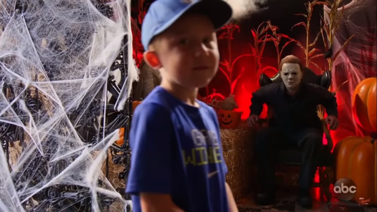 Papás hacen que sus hijos se tomen foto con Michael Myers para asustarlos