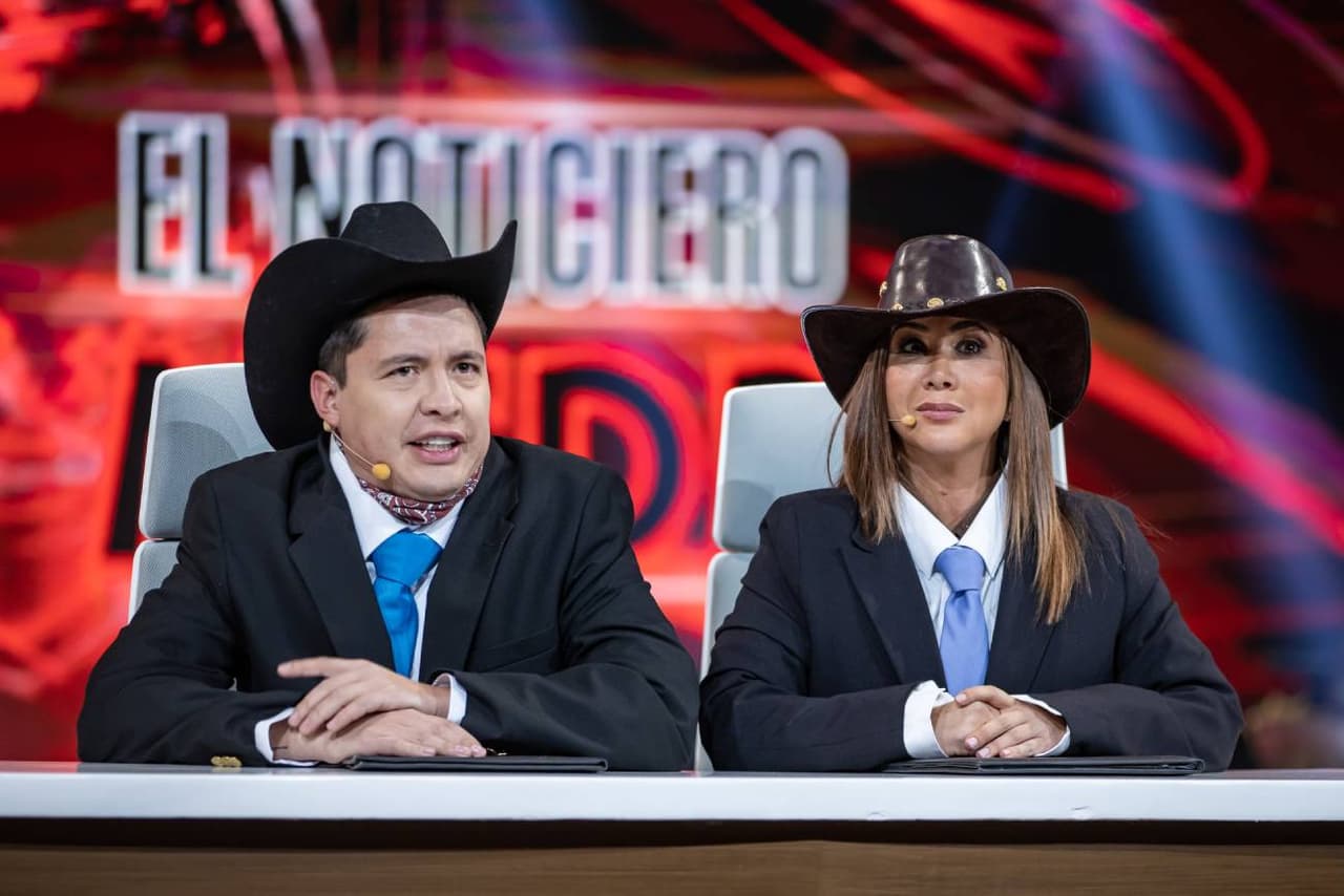 Armando Hernández junto a Mariazel en 'Las Noticias', ¡con todo y sus sombreros de vaquero!