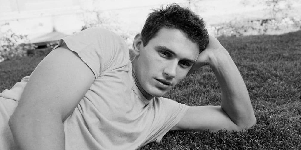 Alcanzó la fama internacional por su papel de Harry Osborn en la primera trilogía de SpiderMan.