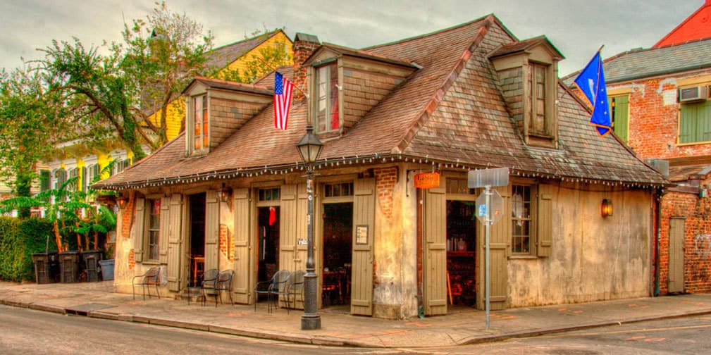 Se dice que en Lafittes Blacksmith Shop Bar ronda el fantasma del pirata Jean Lafitte, quien escondió ahí un tesoro.