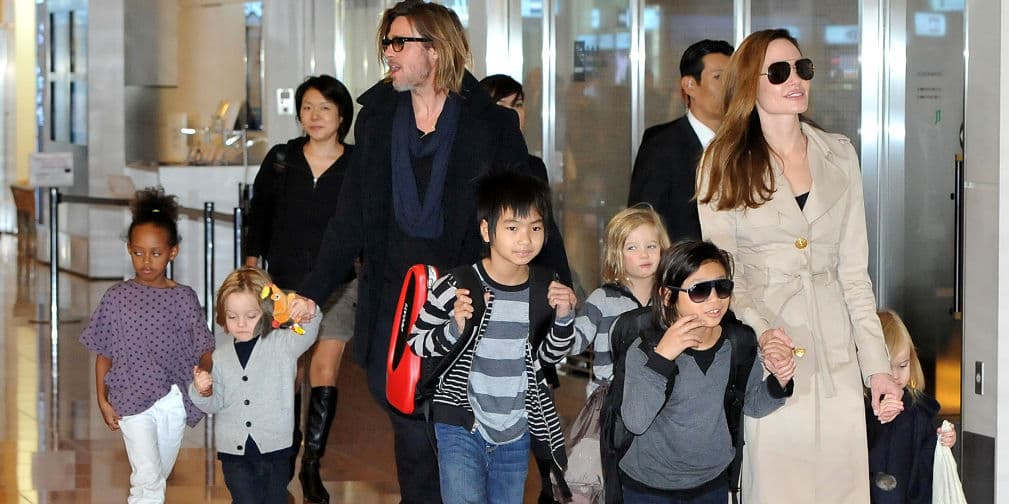 2. Brad Pitt y Angelina Jolie: La pareja hollywoodiense tiene tres hijos biológicos y tres hijos adoptados.