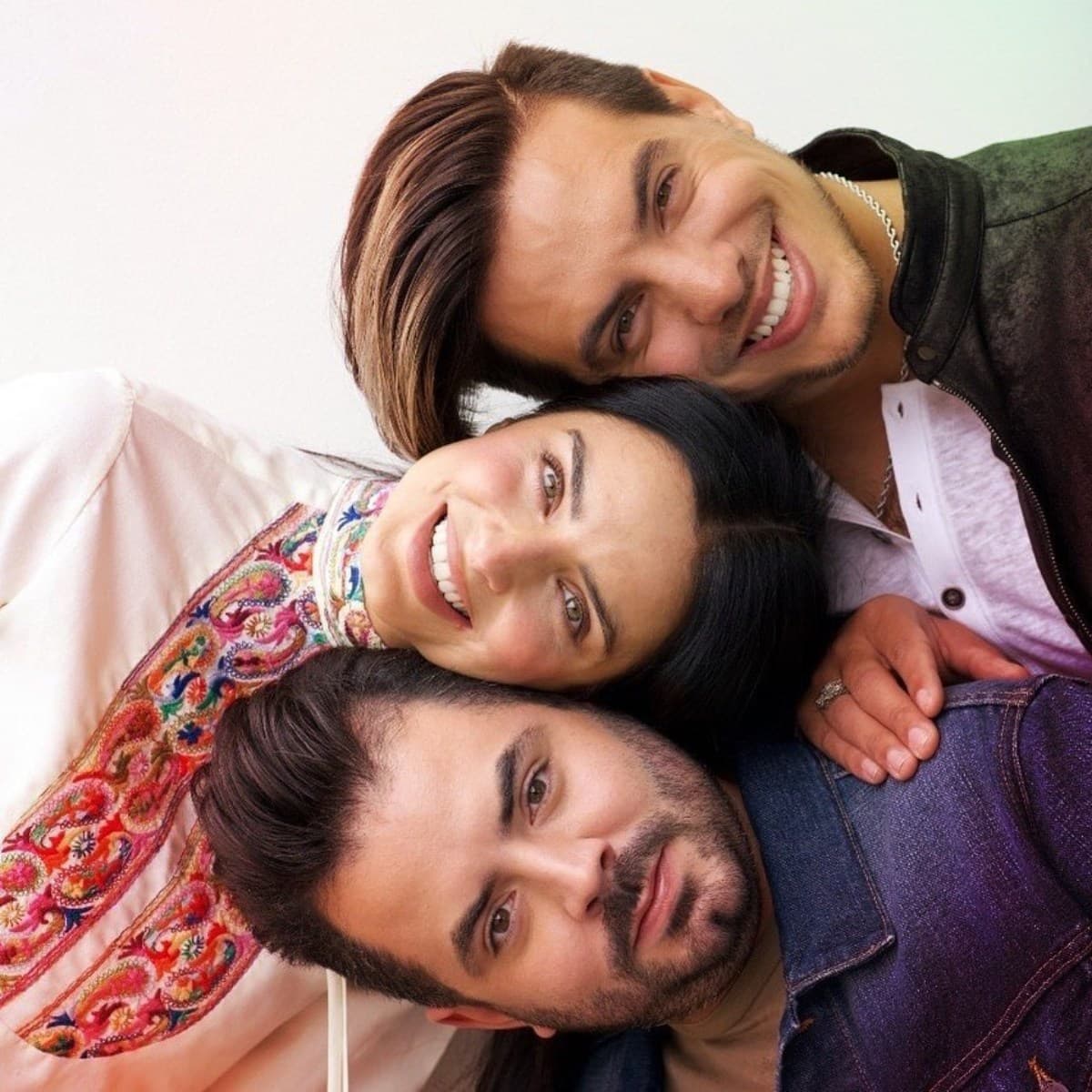 ¿Quién de los hermanos Derbez se lleva mejor con quién?