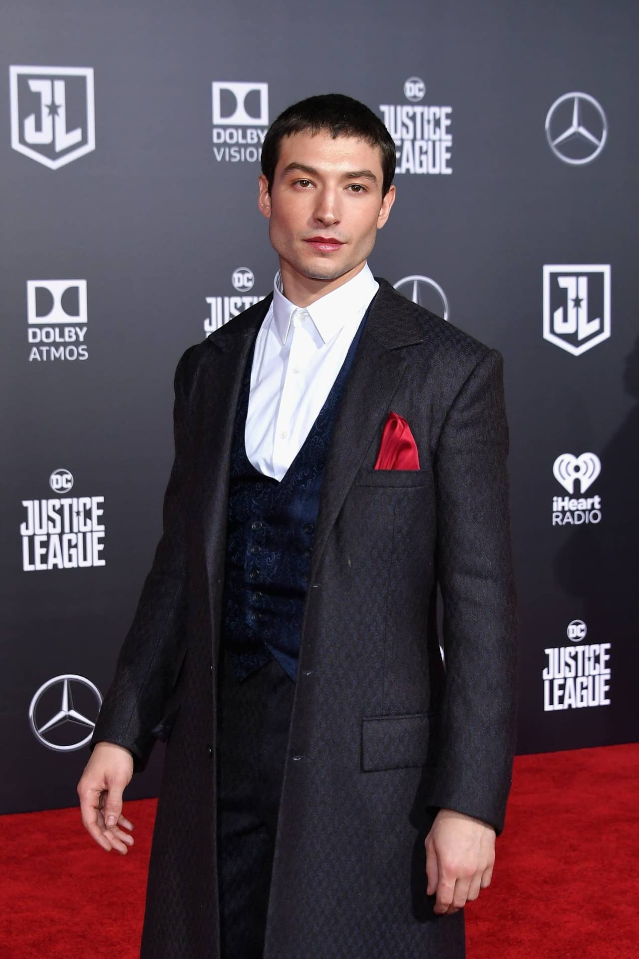 Ezra Miller es acusado de delitos contra una menor de edad