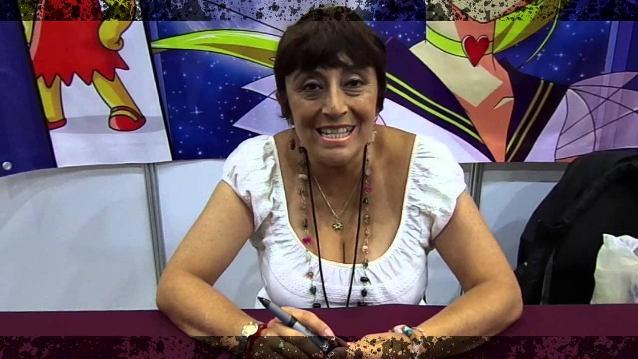 Detrás de los diálogos de ese personaje en español (latino) escuchamos a Patricia Acevedo, a actriz que también hizo a Milk en 'Dragon Ball' y a Serena Tsukino en 'Sailor Moon'. Fue Angélica en 'Rugrats' y Lisa Simpson, por mencionar otros de sus trabajos.