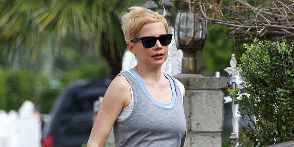 8. Michelle Williams: Fundadora de un proyecto llamado Yoga para madres solteras en Boston.