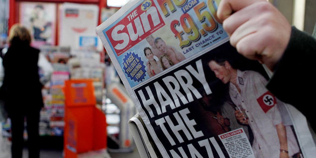 1. El Príncipe Harry: En 2005, con 20 años de edad, fue fotografiado vestido de nazi y desnudo en Las Vegas.