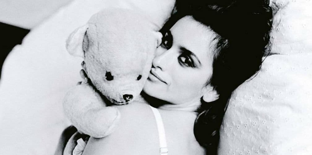 La primera aparición de Penélope Cruz fue en el video de La fuerza del destino, original del grupo pop Mecano.