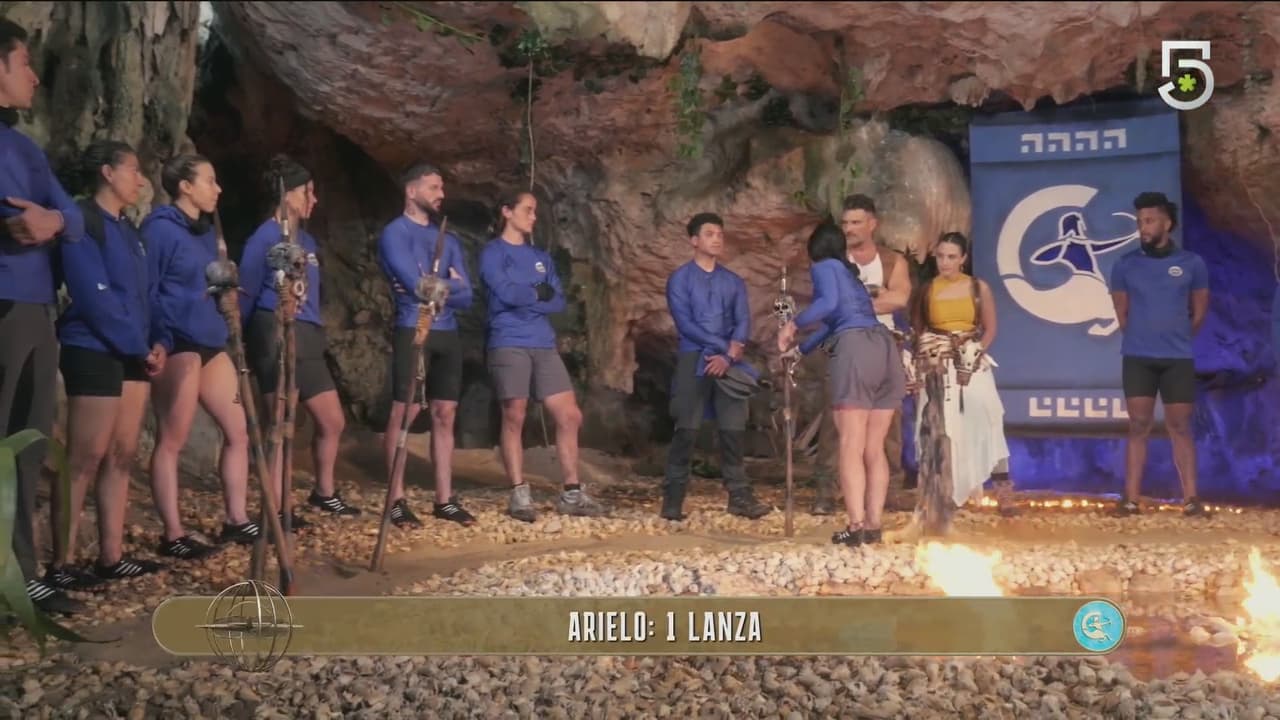 Valiente le otorga una lanza a Arielo en la Asamblea de El Conquistador