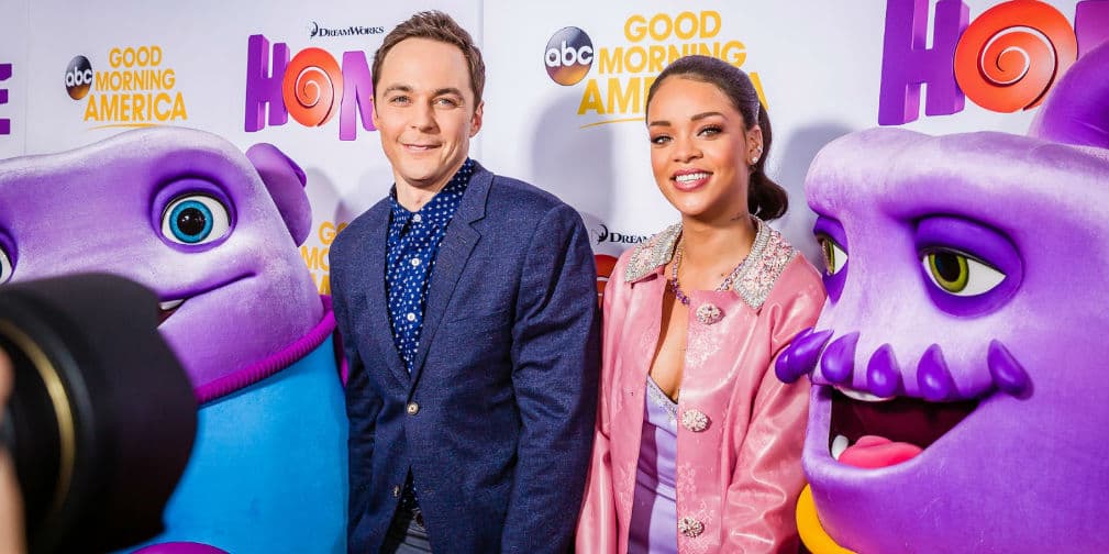 9. Jim Parsons y Rihanna: La estrella de The Big Bang Theory y la atrevida cantante actuaron en Home.