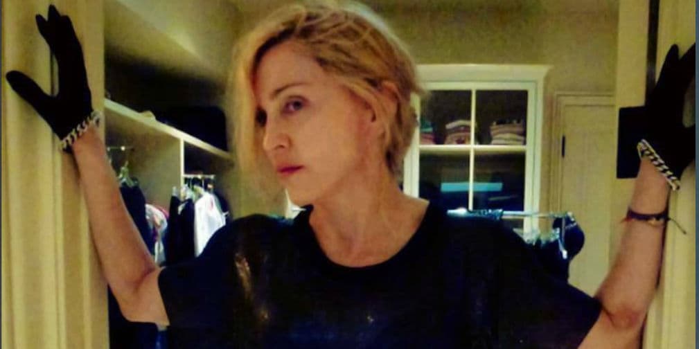 6. Madonna: La Reina del Pop luce muy seria durante una prueba de vestuario, nada mal para sus 56 años.