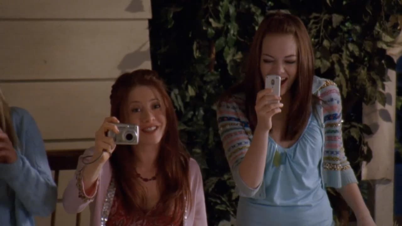 Diane (Stone, a la izquierda) fue una de las chicas que le hizo una broma a Reese