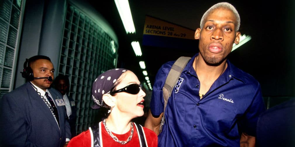 11. Madonna: La Reina del Pop era tan fan que fue novia de Dennis Rodman, exjugador de baloncesto en la NBA.