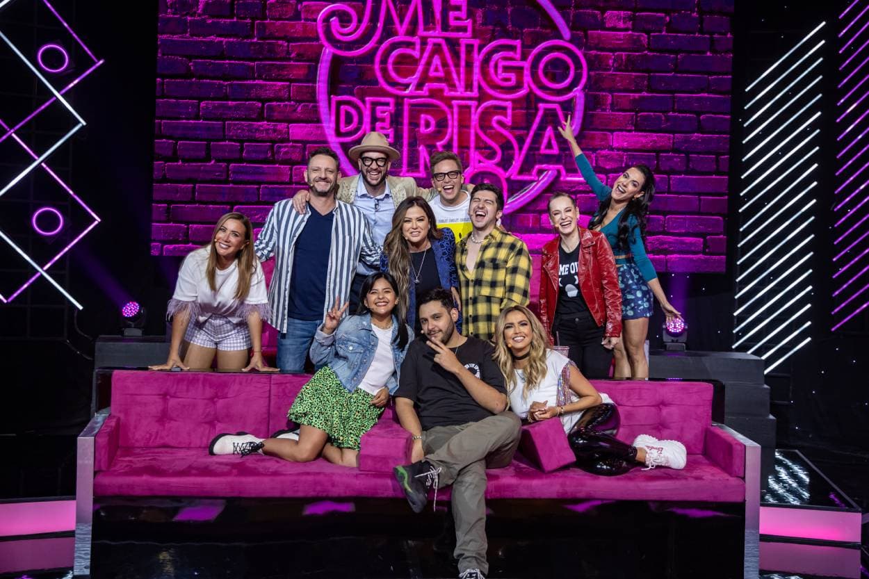 Paco de Miguel y Karla Díaz junto a la Familia Disfuncional.