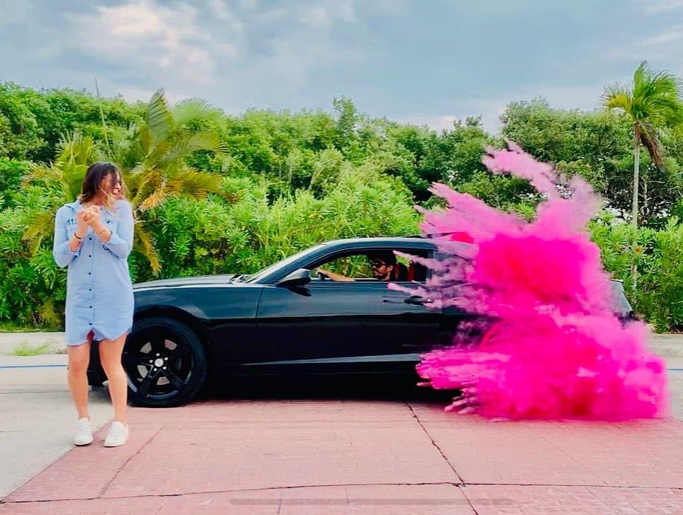 Y con esta foto anunció que tendra una niña, la "JaroBebé" como ella le dice. "Esperando cada día para conocerte y tenerte en nuestros brazos, ‼️ Somos tan feliz 😀 así empieza nuestra familia‼️ #itsagirl #Luciana"