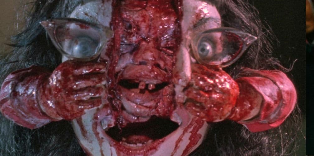 Dead Alive (1992): Esta movie se llamó Tu madre se ha comido a mi perro en España, esta comedia gore fue dirigida por Peter Jackson.