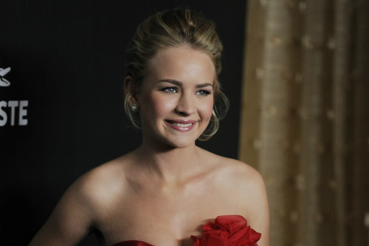 Brittany Robertson interpreta a Angie McAlister en Under the Dome.