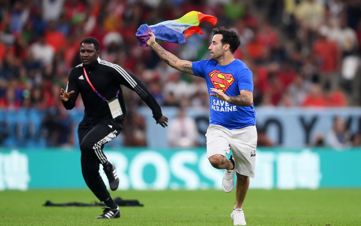 Viral: Aficionado salta a la cancha con bandera LGBT en partido de Qatar
