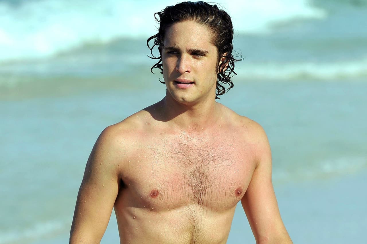 La playa es el lugar ideal para presumir el pelo en pecho, ¡como salido de Teen Wolf!