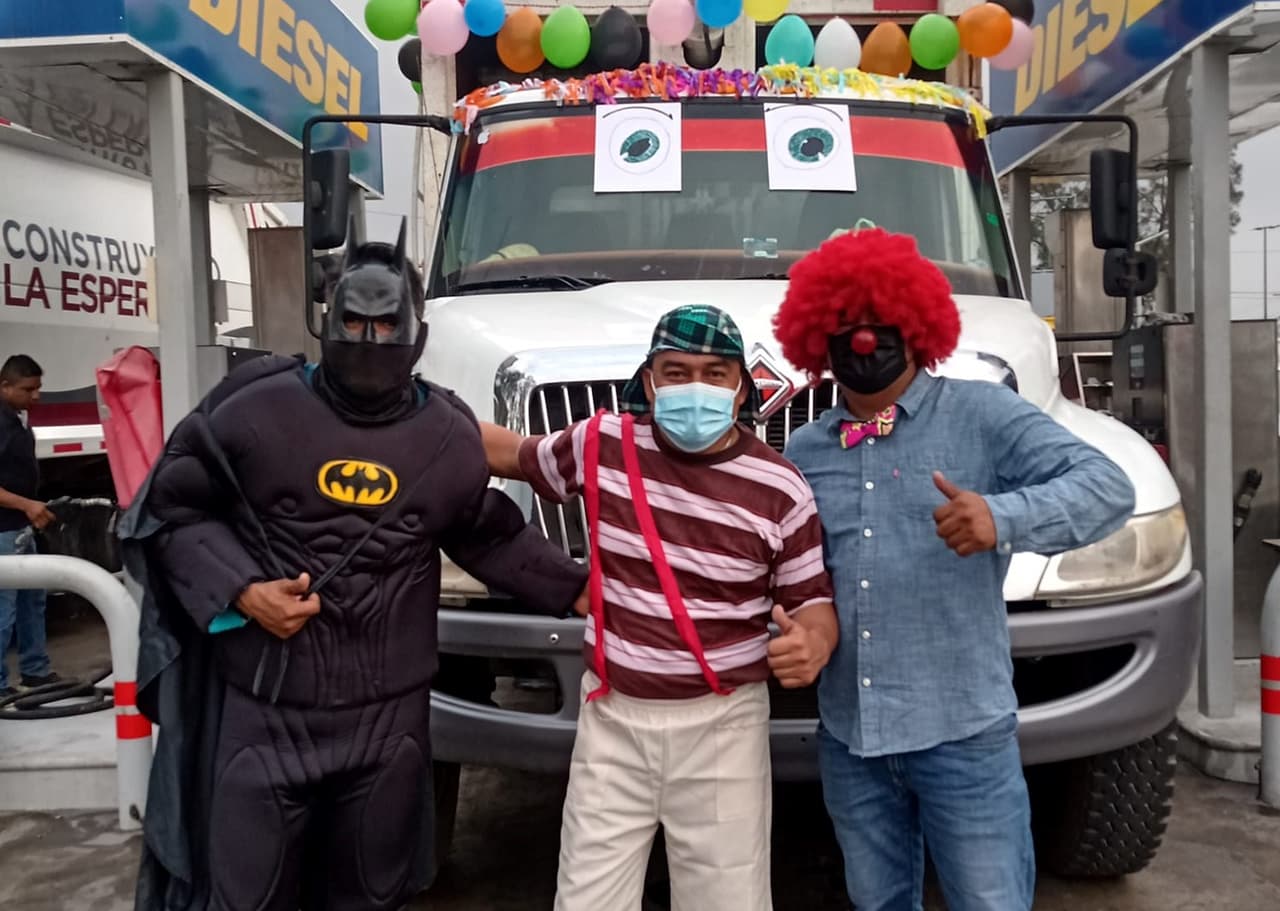 Recolectores de basura se disfrazaron para celebrar el Día del Niño