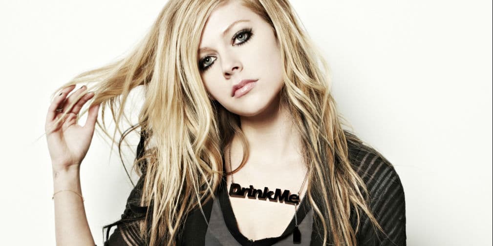 6. Avril Lavigne: La cantante de Sk8er boi está peleada con las sonrisas en sus sesiones fotográficas y videos.
