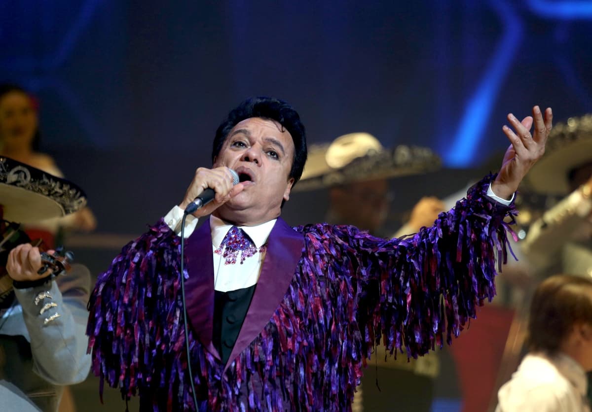 Joven sorprende con su voz al cantar idéntico a Juan Gabriel